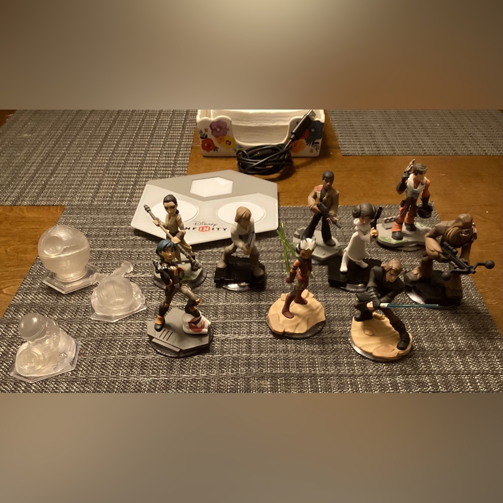 12 DISNEY INFINITY STAR WARS characters plus game pad
